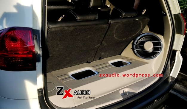Box Audio Mobil Pada Bagasi Pajero Dakar Putih @ZXAudio